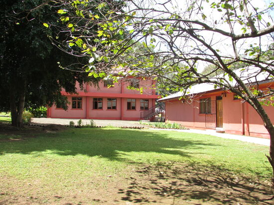 Als wir ankommen,  schlafen die Kinder noch. Somit machen wir ebenfalls Pause im Schatten der Bäume.