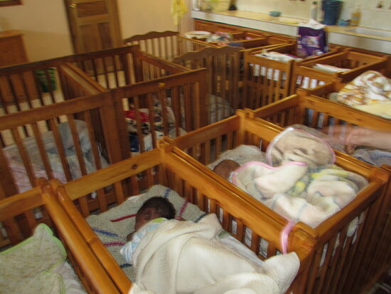 Hier sind die zehn Säuglinge Zuhause.. In dieser Gruppe unterstützen einige Volunteere, u.a auch einige aus Deutschland.