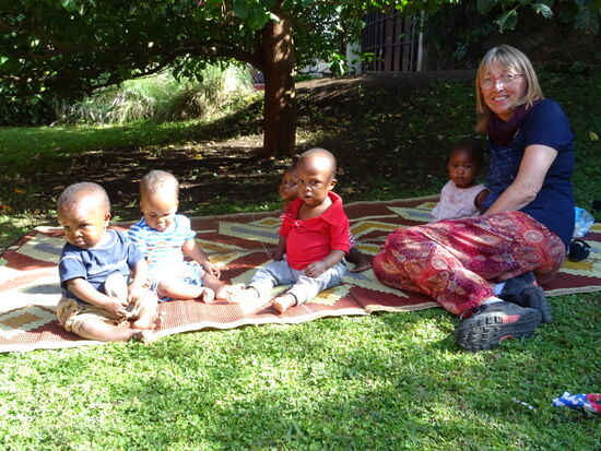 Wir werden von den Krabbel- Kindern sofort in Beschlag genommen. Sie suchen einfach nur Nähe und Zuwendung.