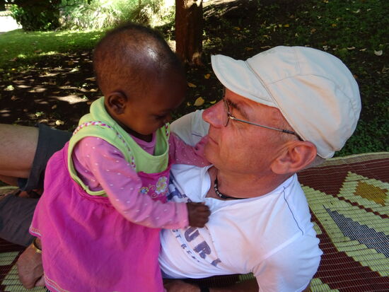 Die Kleine hat sofort gefallen an Matthias gefunden.