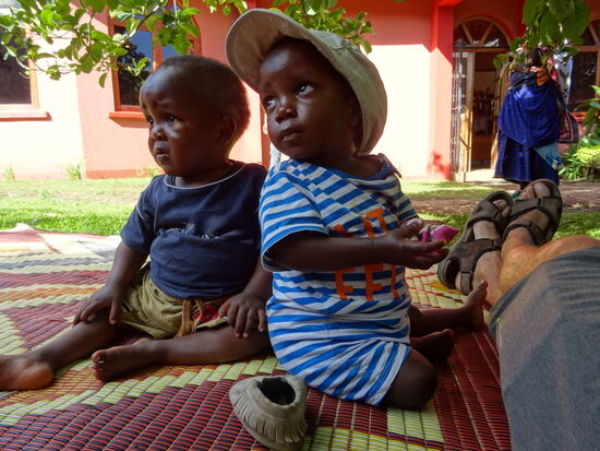 Und schon war Matthias seine Cap los  . Es ist sehr erfüllend die Zeit mit den Kindern zu verbringen - es geht uns zu Herzen.