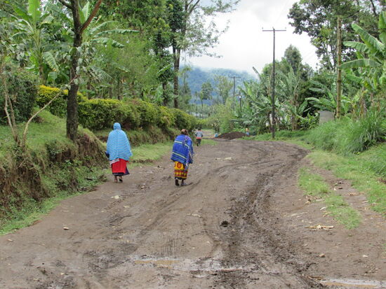 Wir folgen zu Fuß diesen Weg.