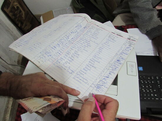 Wir zahlen und tragen uns in ein Buch ein.