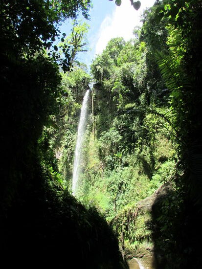 Wow, der Wasserfall liegt wie in einem Kessel