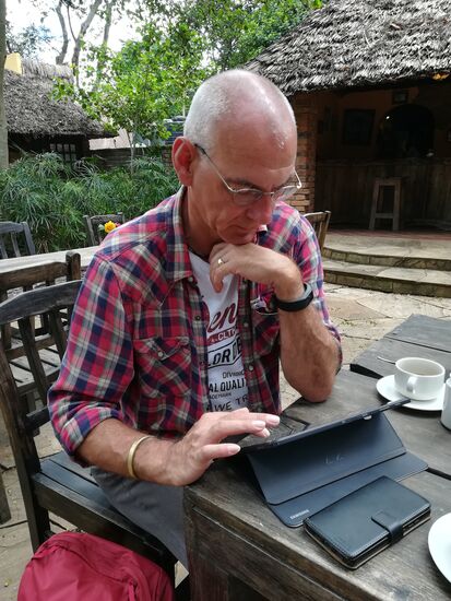 Matthias sucht eine schöne Lodge aus 