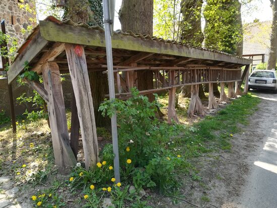 Am Ortseingang von Satemin ist Platz für die Feuerwehrleiter