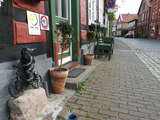 Dann entdecken wir überall diese kleinen Zwerge und fragen uns was es wohl damit auf sich hat?