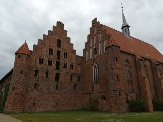 Direkt daneben befindet sich die Klosterkirche mit Nonnenchor.