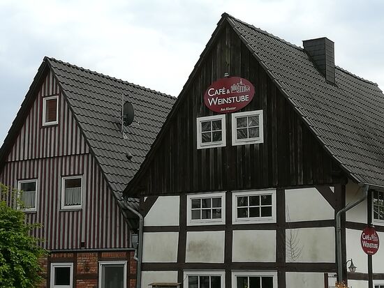Zur Zeit sind sämtliche Cafe's geschlossen,  aber es sei erwähnt, das man normalerweise das eine oder andere Plätzchen findet um entspannt eine Tasse Kaffee zu genießen oder den für diese Gegend typischen Spargel zu verzehren.