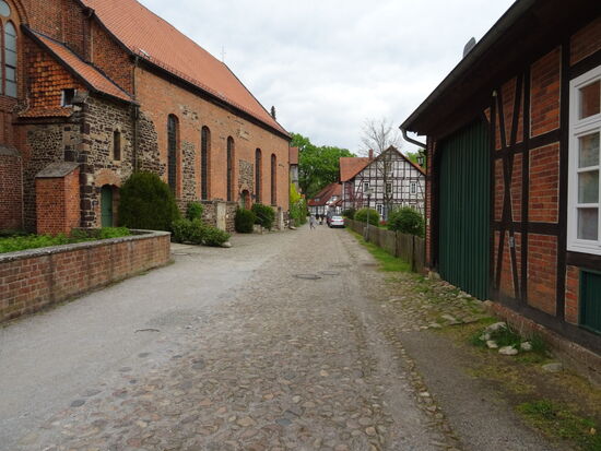 Der Klosterkirche schließt sich die St. Marien Kirche an. Folgt man diesen Weg kommt man direkt am Glockenturm vorbei.