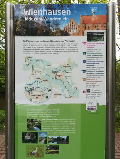 Direkt am Parkplatz vom Kloster findet man diese Informationstafel. Wir haben uns entschlossen den Wanderweg W4 zu gehen.