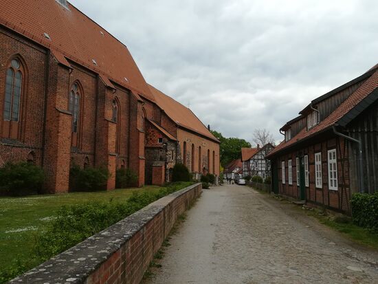 Der führt zunächst direkt an der Klosterkirche, St. Marienkirche und dem Glockenturm vorbei.