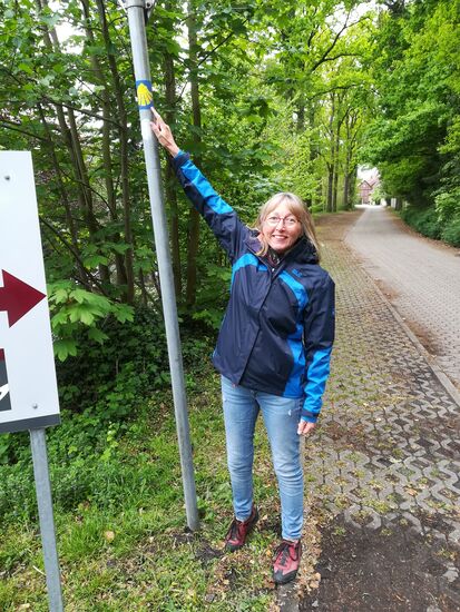 Dann entdecken wir die Jakobsmuschel,  wir befinden uns also auf einem Pilgerweg.  Da kommt Freude und ein bisschen Wehmut auf. Eigentlich wollten wir jetzt nämlich auf dem Caminio del Norte in Spanien unterwegs sein, aber dann kam das Desaster mit dem Corona Virus dazwischen  
Aber nun sind wir offensichtlich  wenigstens auf einer anderen Pilgerroute am Wandern