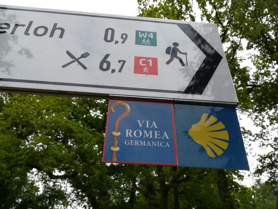 Dann entdecken wir dieses Schild. Wie spannend, wir sind also auf dem Via Romea unterwegs. Das googeln wir natürlich sofort und finden sogleich den Streckenverlauf.