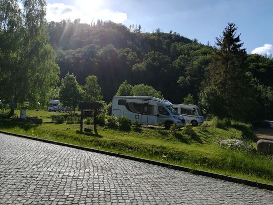 Gegenüber befindet sich ein Wohnmobil Stellplatz.