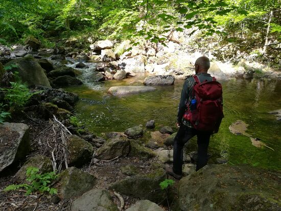 Wild und romantisch, so lockt uns der Fluss immer wieder zum anzuhalten, genießen und ihn im Bild festzuhalten.