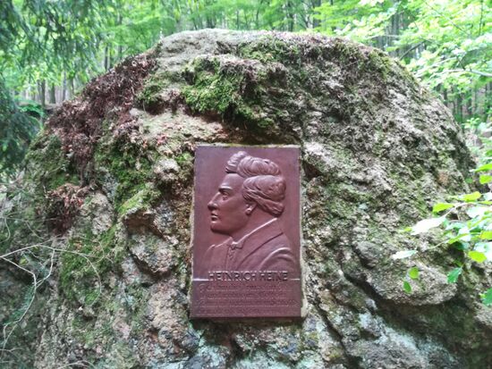 Nach ca. 500 Metern gelangen wir zum Heinrich-Heine-Denkmal. Neben diesem befindet sich ein kleiner Rastplatz. Hier und an verschiedenen anderen markanten Stellen des Wanderweges findet man passende Zitate des Dichters Heinrich Heine .