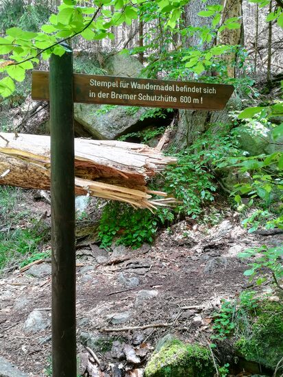 Hinweis für die nächstgelegene Stempelstelle für die Wandernadel. Wir haben keinen Wanderpass für den Harz, aber das bringt uns auf eine Idee 