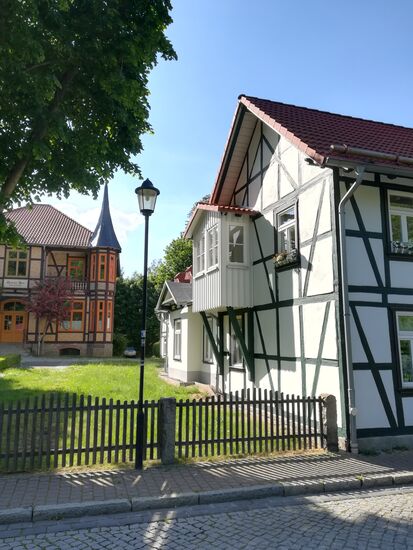 Der Ort sieht sehr gepflegt aus.