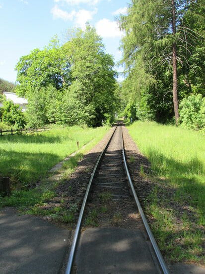 Als erstes kreuzen wir die Schienen der Harzer Schmalspurbahn.