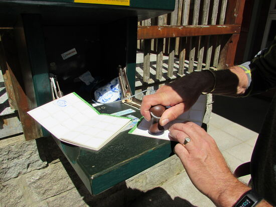 Der Waldgasthof hatte zwar noch kein Getränk anzubieten, aber einen Stempel in unseren Wanderpass konnten wir schon holen 