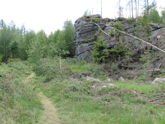 Gut gestärkt marschieren wir an diesen Felsen vorbei in Richtung unseres nächsten Zieles.