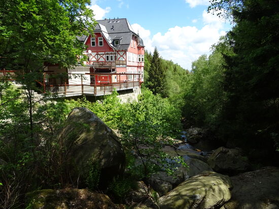Das Walsgasthaus zur steinernen Renne liegt leicht erhöht zum Fluss. Die Terrasse lädt gerade zu dazu ein, sich nieder zu lassen und die Natur zu genießen. Aber leider hatte sie noch nicht wieder eröffnet.