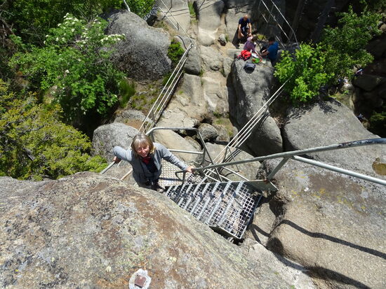 Die Stahlleitern sind ganz schön steil.