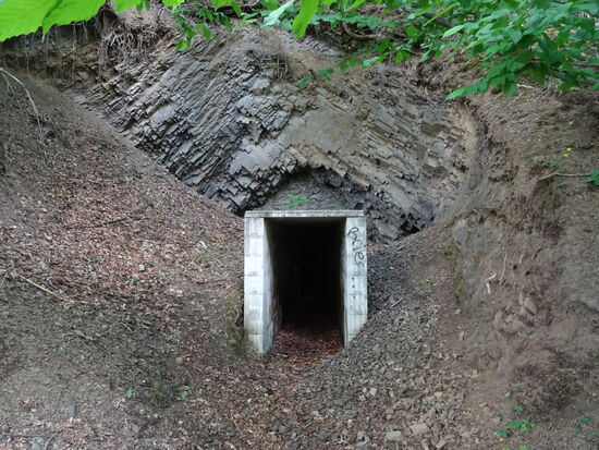 Dann kommen wir tatsächlich noch an einen Eingang zu einem alten Schacht vorbei