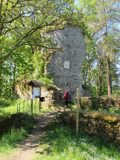 Direkt vor dem Turm gibt eine Tafel Auskunft über die Burg und dort gibt es auch den ersten Stempel für unseren Wanderpass.