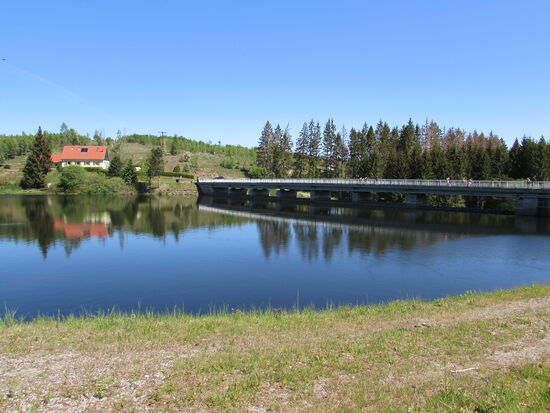 Blick auf die rund 108m lange Staumauer.