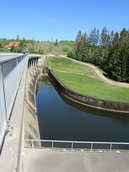 Die Mauer hat eine Höhe von 18m.