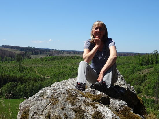 Es ist ein herrlicher Platz für ein Picknick. In der Ferne sehen wir schon den Weg, den wir als nächstes nehmen werden. Doch zunächst genießen wir die absolute Ruhe.