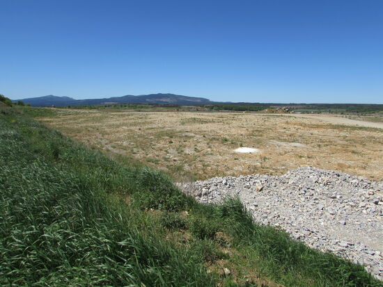 Wir blicken auf eine riesige Fläche des Tagebau der Felswerke.