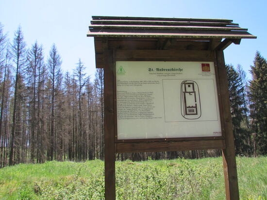 Hier hat einst eine Kirche gestanden. Es ist allerdings nicht mehr allzu viel davon zu sehen.