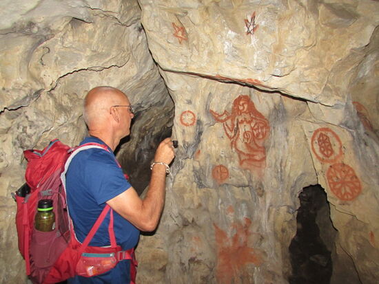 Taschenlampe an und schon werden wir zu Höhlenforscher   
