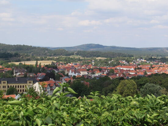 Der Garten ist in mehreren Ebenen angelegt und von oben hat man einen schönen Blick auf Blankenburg und die Umgebung.