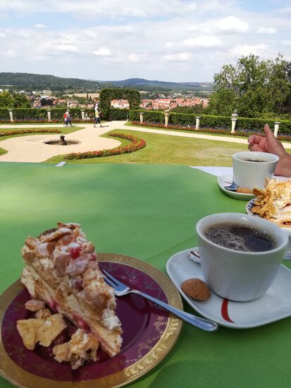 Lecker Kaffee und Kuchen mit Ausblick - Genuss pur