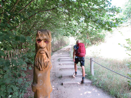 Dann geht es erstmal bergauf zum ersten Teilstück der teuflischen Mauer.