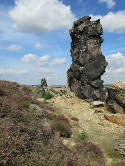 Bizarr ragen einige Teilstücke gen Himmel