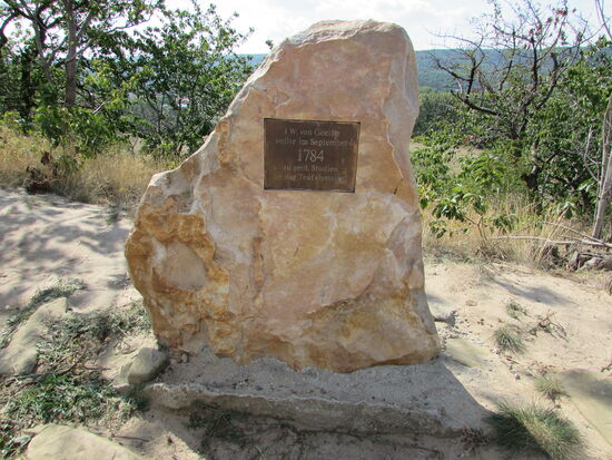 Am Wegesrand ein Gedenkstein, der sagt dass Goethe auch schon hier war 