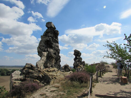 Zunächst geht es hier auf breiten Fußwegen weiter, Besonders die Königssteine sind von einigen "Wanderern" gut besucht. Aber je weiter wir uns vom Ausgangspunkt entfernen je weniger Menschen werden es 