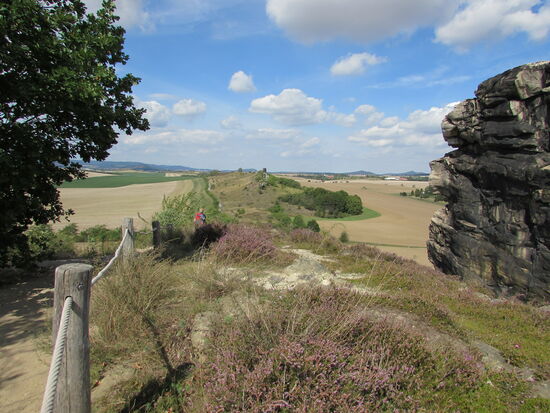 In der Ferne kann man schon die Mittelsteine sehen.