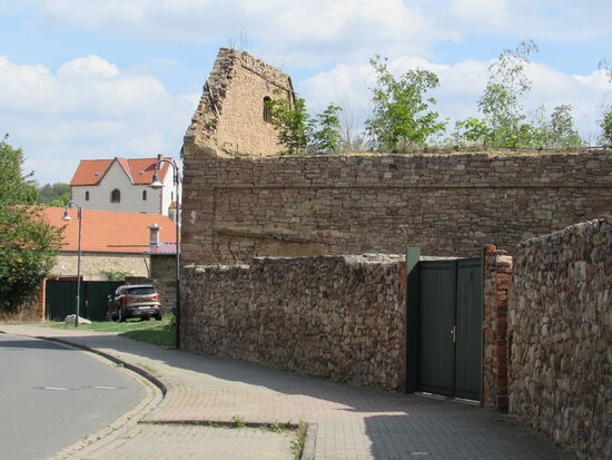 Zunächst entlang einer alten Mauer bis ins Zentrum.