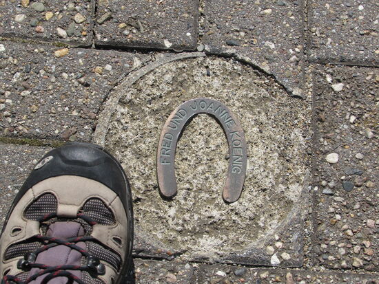 Die in den Fußweg eingelassenen Hufeisen kennzeichnen den Mhytenweg in Thale.
