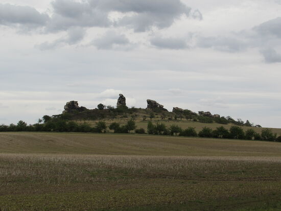 Linker Hand zeigen sich mhystisch die Königssteine noch einmal.