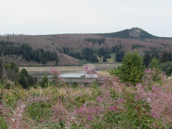 Linkerhand zeigt sich die Staumauer und die Talsperre.