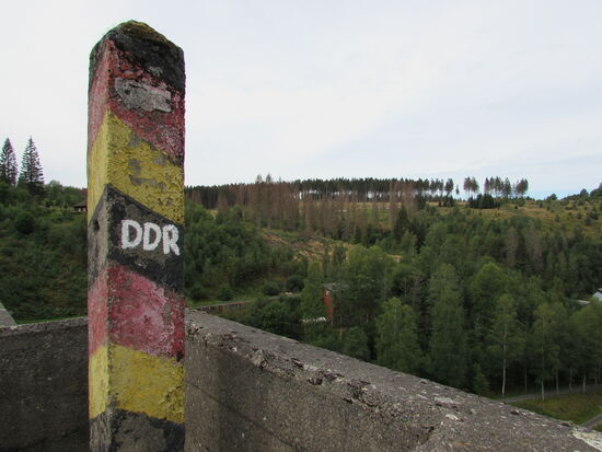 Direkt auf der Mauer ein Relikt der deutschen Teilung. Hier verlef einst die innerdeutsche Grenze.