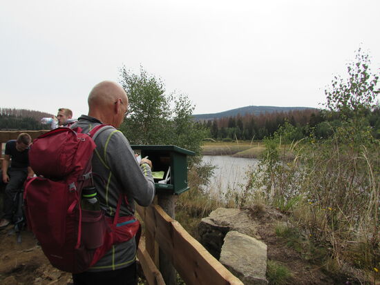 Kaum haben wir die Mauer gequert, gibt es den ersten Stempel für unseren Wanderpass 