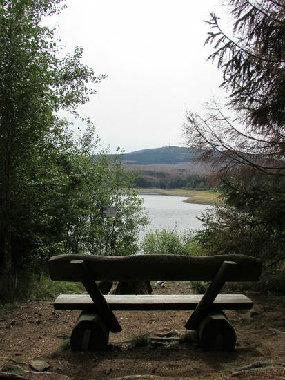 Entlang der Talsperre bieten sich schöne Aussichten.